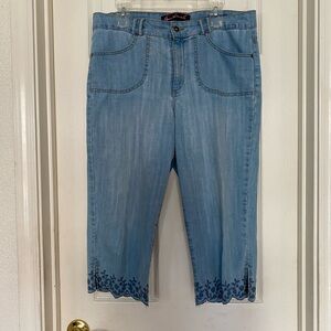 Gloria Vanderbilt Light Blue Cropped Jeans with Floral Hem